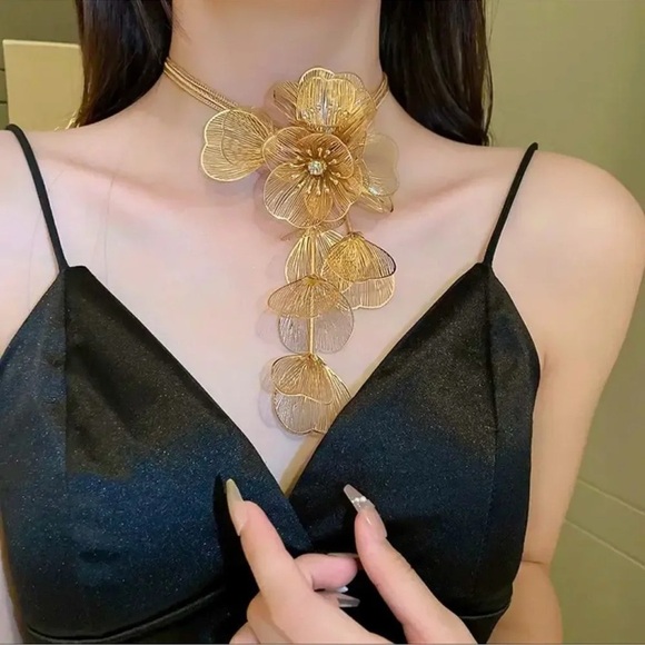 KATE MIDDLETON FAMOUS CASCADING Gold Floral Necklace - Picture 5 of 15